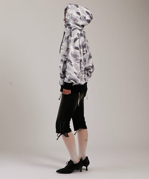 WHO'S WHO gallery(フーズフーギャラリー)の「【UNISEX】KOOKY'Nカモ柄ワッフルユリ紋章スタッズジップパーカー(パーカー・レディース・ライトグレー/カーキ・FREE)」の8枚目の写真