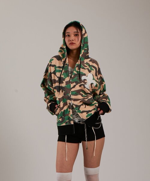 WHO'S WHO gallery(フーズフーギャラリー)の「【UNISEX】KOOKY'Nカモ柄ワッフルユリ紋章スタッズジップパーカー(パーカー・レディース・ライトグレー/カーキ・FREE)」の10枚目の写真