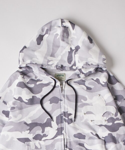 WHO'S WHO gallery(フーズフーギャラリー)の「【UNISEX】KOOKY'Nカモ柄ワッフルユリ紋章スタッズジップパーカー(パーカー・レディース・ライトグレー/カーキ・FREE)」の15枚目の写真