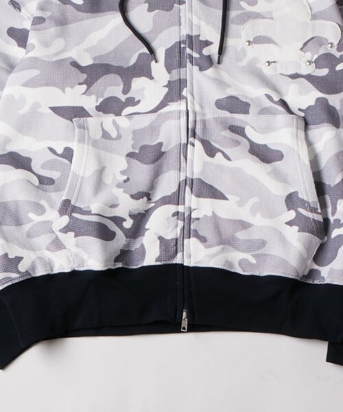 WHO'S WHO gallery(フーズフーギャラリー)の「【UNISEX】KOOKY'Nカモ柄ワッフルユリ紋章スタッズジップパーカー(パーカー・レディース・ライトグレー/カーキ・FREE)」の18枚目の写真