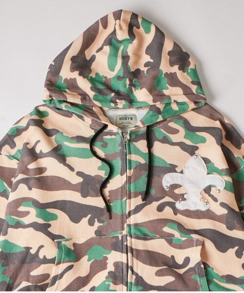 WHO'S WHO gallery(フーズフーギャラリー)の「【UNISEX】KOOKY'Nカモ柄ワッフルユリ紋章スタッズジップパーカー(パーカー・レディース・ライトグレー/カーキ・FREE)」の22枚目の写真