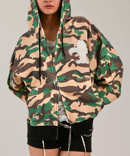 WHO'S WHO gallery(フーズフーギャラリー)の「【UNISEX】KOOKY'Nカモ柄ワッフルユリ紋章スタッズジップパーカー(パーカー・レディース・ライトグレー/カーキ・FREE)」の2枚目の写真