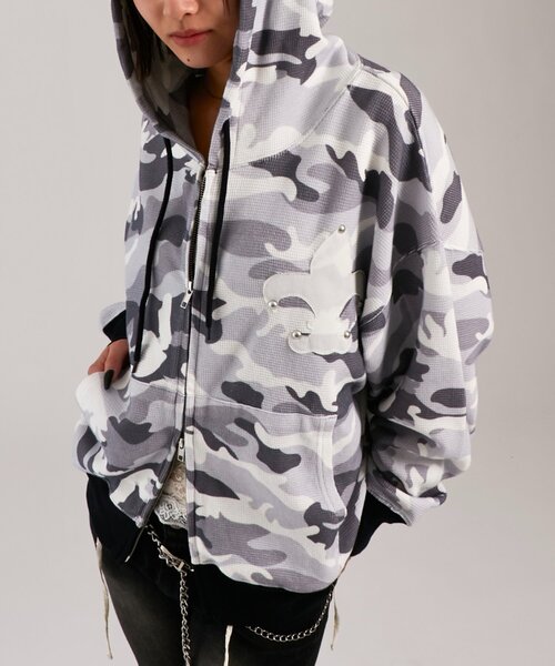 WHO'S WHO gallery(フーズフーギャラリー)の「【UNISEX】KOOKY'Nカモ柄ワッフルユリ紋章スタッズジップパーカー(パーカー・レディース・ライトグレー/カーキ・FREE)」の1枚目の写真