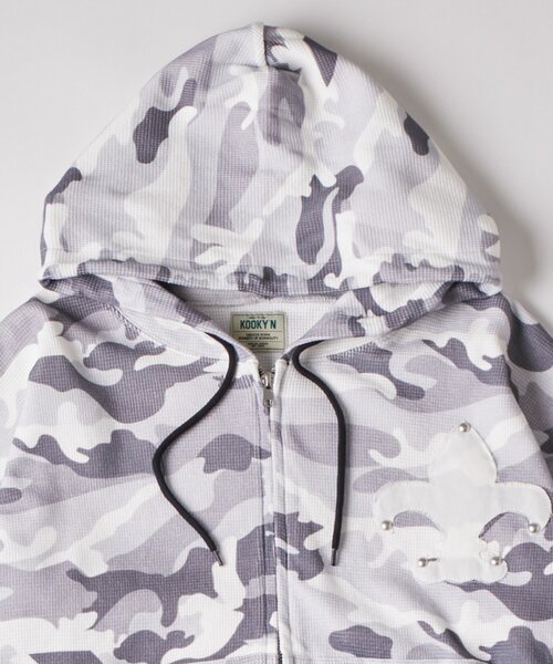 WHO'S WHO gallery(フーズフーギャラリー)の「【UNISEX】KOOKY'Nカモ柄ワッフルユリ紋章スタッズジップパーカー(パーカー・レディース・ライトグレー/カーキ・FREE)」の4枚目の写真