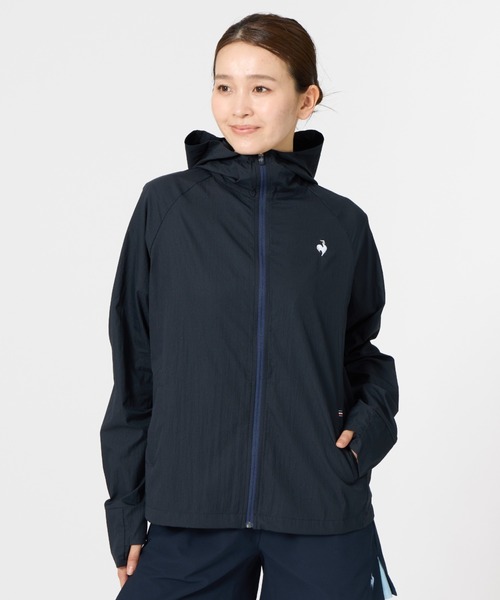 le coq sportif（ルコックスポルティフ）の「ルコックスポルティフ  ポケッタブルUVカットウィンドジャケット（ナイロンジャケット・レディース・ネイビー/ブルー・XL/M/L）」の2枚目の写真