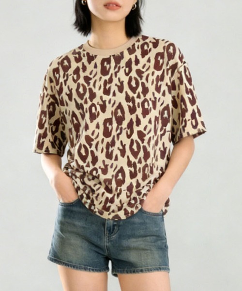 HOOK(フック)の「HOOK for girls レオパード総柄 半袖Tシャツ / アニマル柄 ビッグシルエット カジュアル (SS)(Tシャツ/カットソー・レディース・ブルー/パープル/ライトベージュ/ブラック・FREE)」の1枚目の写真