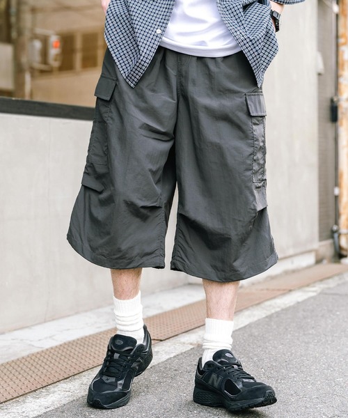 Rocky Monroe(ロッキーモンロー)の「膝下丈 ワンタック ナイロンワイドカーゴハーフパンツ(カーゴパンツ・メンズ・カーキ/チャコール/グレー/ブラック・XL/L/M)」の3枚目の写真