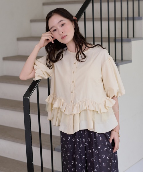 apres jour clair(アプレジュールクレア)の「【apres jour clair】チュールフリルシャツ(シャツ/ブラウス・レディース・ピンク/ブルー/オフホワイト/ライトイエロー/チャコールグレー・X-LARGE/フリー)」の4枚目の写真