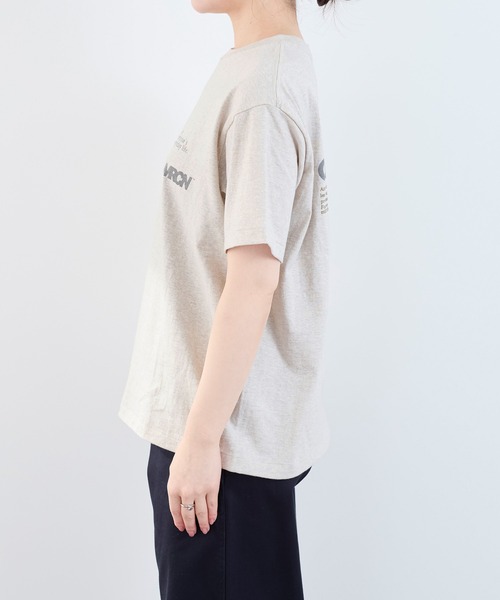 AMERICANA(アメリカーナ)の「【AMERICANA】ラフィー丸胴ロゴプリントTシャツ(Tシャツ/カットソー・レディース・オートミール/ブルー・FREE)」の21枚目の写真