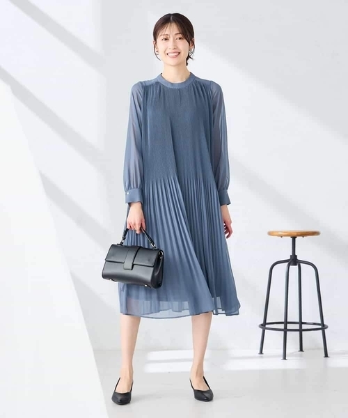 a.v.v（アーヴェヴェ）の「【WEB限定】ランダムプリーツワンピース（ワンピース・レディース・ブルー/ネイビー・36/38/42/40）」の4枚目の写真