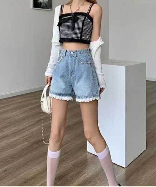 &soiree(アンドソワレ)の「パール付裾レースデニムショートパンツ(デニムパンツ・レディース・ブルー・X-SMALL/SMALL/MEDIUM/LARGE/X-LARGE)」の3枚目の写真