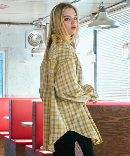 ERER(エルエル)の「Oversized Sheer Studded Check Shirt Yellow(シャツ/ブラウス・レディース・イエロー・F)」の5枚目の写真