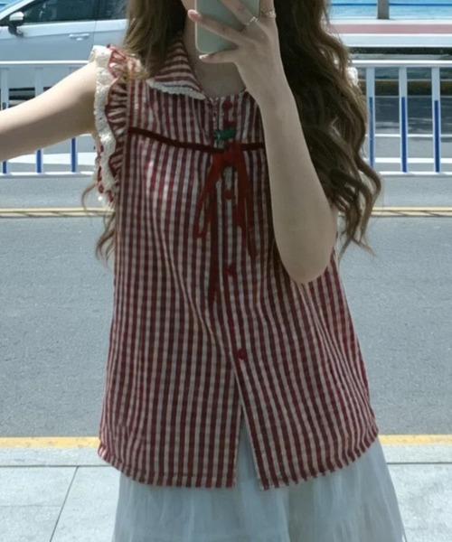 AMAJI（アマジ）の「ピーターパンカラー フリル フレンチスリーブ チェック柄ブラウス（シャツ/ブラウス・レディース・レッド・SMALL/MEDIUM/LARGE/X-LARGE）」の2枚目の写真