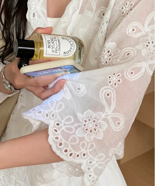 gossip!ロサンゼルス(ゴシップロサンゼルス)の「【Y2Kガーリー】レース刺繍シアーデザインブラウス(紫外線対策)(Tシャツ/カットソー・レディース・ホワイト・M)」の3枚目の写真
