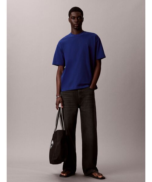 Calvin Klein(カルバン・クライン)の「Tシャツ - オーバーサイズエンボスショートスリーブTシャツ(Tシャツ/カットソー・メンズ・ダークブルー・S/M/L)」の2枚目の写真