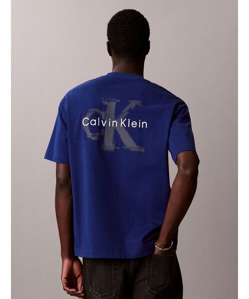 Calvin Klein(カルバン・クライン)の「Tシャツ - オーバーサイズエンボスショートスリーブTシャツ(Tシャツ/カットソー・メンズ・ダークブルー・S/M/L)」の1枚目の写真