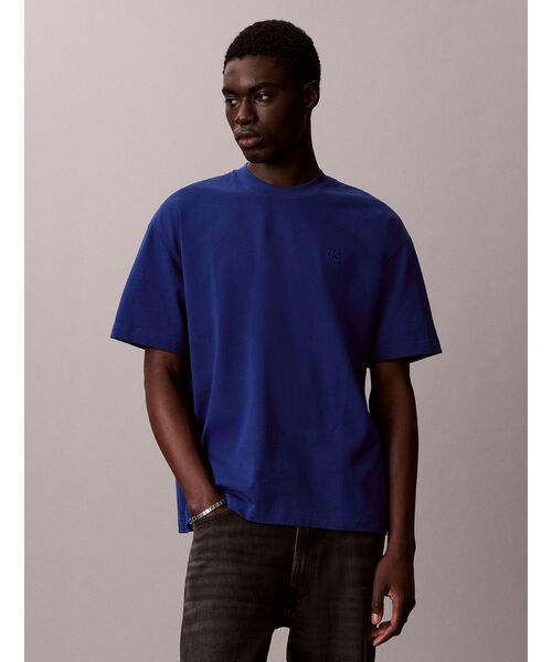 Calvin Klein(カルバン・クライン)の「Tシャツ - オーバーサイズエンボスショートスリーブTシャツ(Tシャツ/カットソー・メンズ・ダークブルー・S/M/L)」の5枚目の写真