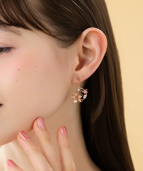 LA MUe(ラミュー)の「【LA MUE】日本製 パール フラワー×バタフライ サークル ピアス(ピアス(両耳用)・レディース・ラベンダー/ピンク/グリーン/ブルー・FREE)」の1枚目の写真