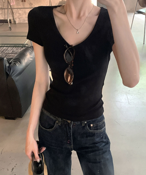2ly2(トゥーリートゥー)の「Uネック コンパクト 半袖Tシャツ(Tシャツ/カットソー・レディース・ホワイト/ブラック/パープル/グレー/ブルー・FREE)」の3枚目の写真