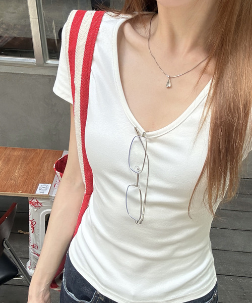 2ly2(トゥーリートゥー)の「Uネック コンパクト 半袖Tシャツ(Tシャツ/カットソー・レディース・ホワイト/ブラック/パープル/グレー/ブルー・FREE)」の6枚目の写真