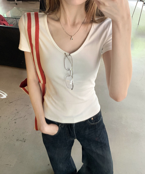 2ly2(トゥーリートゥー)の「Uネック コンパクト 半袖Tシャツ(Tシャツ/カットソー・レディース・ホワイト/ブラック/パープル/グレー/ブルー・FREE)」の8枚目の写真