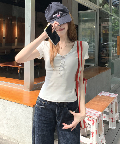 2ly2(トゥーリートゥー)の「Uネック コンパクト 半袖Tシャツ(Tシャツ/カットソー・レディース・ホワイト/ブラック/パープル/グレー/ブルー・FREE)」の11枚目の写真