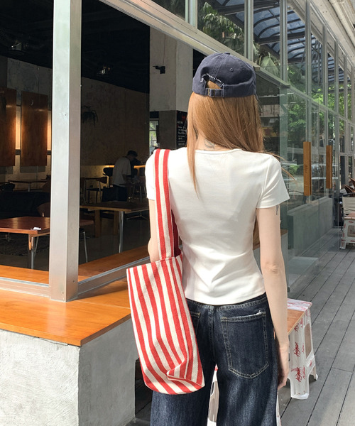 2ly2(トゥーリートゥー)の「Uネック コンパクト 半袖Tシャツ(Tシャツ/カットソー・レディース・ホワイト/ブラック/パープル/グレー/ブルー・FREE)」の12枚目の写真