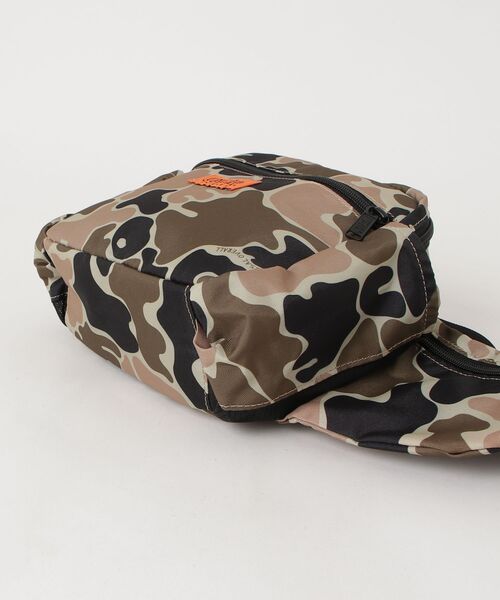 UNIVERSAL OVERALL(ユニバーサルオーバーオール)の「【94】【UNIVERSAL OVERALL/ユニバーサルオーバーオール】ワンポイントロゴ アクション スクエア ウエストバッグ/スクエアポーチ/軽量ナイロン/3L/ユニセックス(ボディバッグ/ウエストポーチ・メンズ・ブラック/カモフラージュ・FREE)」の4枚目の写真