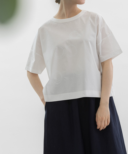 nop de nod(ノップドゥノッド)の「ぐるぐるプリント布帛半袖Tシャツ(Tシャツ/カットソー・レディース・ネイビー/ブラック/オフホワイト・M)」の1枚目の写真