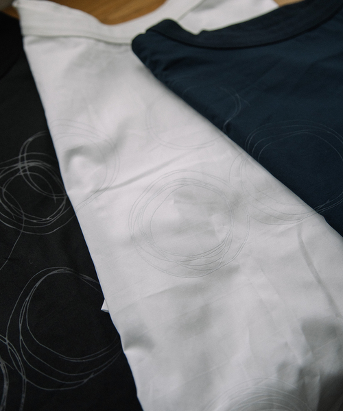 nop de nod(ノップドゥノッド)の「ぐるぐるプリント布帛半袖Tシャツ(Tシャツ/カットソー・レディース・ネイビー/ブラック/オフホワイト・M)」の10枚目の写真
