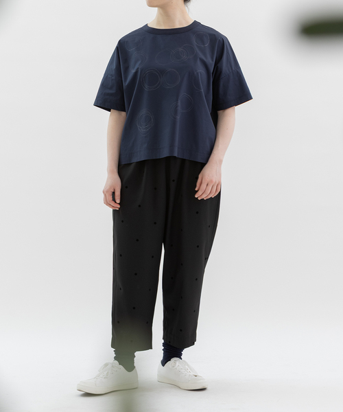 nop de nod(ノップドゥノッド)の「ぐるぐるプリント布帛半袖Tシャツ(Tシャツ/カットソー・レディース・ネイビー/ブラック/オフホワイト・M)」の11枚目の写真