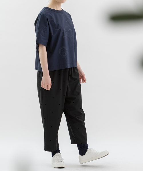 nop de nod(ノップドゥノッド)の「ぐるぐるプリント布帛半袖Tシャツ(Tシャツ/カットソー・レディース・ネイビー/ブラック/オフホワイト・M)」の12枚目の写真