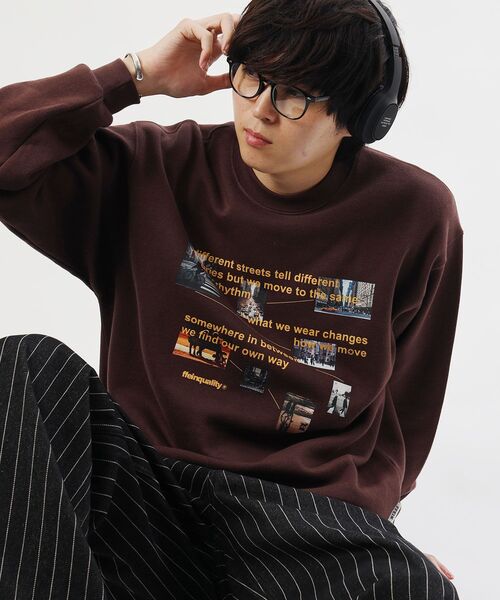 FFEIN(フェイン)の「【FFEIN(フェイン)】ヘビーウエイトエディトリアルロゴスウェット / スウェット クルーネック フォトプリント 裏起毛 ユニセックス(スウェット・メンズ・ダークネイビー/アッシュグレー/ダークブラウン/ブラック/バーガンディー・MEDIUM/SMALL/LARGE)」の1枚目の写真