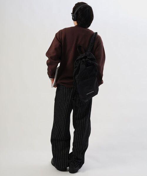 FFEIN(フェイン)の「【FFEIN(フェイン)】ヘビーウエイトエディトリアルロゴスウェット / スウェット クルーネック フォトプリント 裏起毛 ユニセックス(スウェット・メンズ・ダークネイビー/アッシュグレー/ダークブラウン/ブラック/バーガンディー・MEDIUM/SMALL/LARGE)」の6枚目の写真