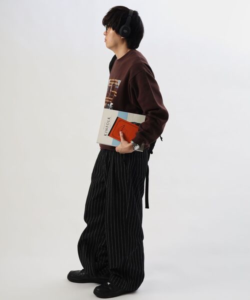 FFEIN(フェイン)の「【FFEIN(フェイン)】ヘビーウエイトエディトリアルロゴスウェット / スウェット クルーネック フォトプリント 裏起毛 ユニセックス(スウェット・メンズ・ダークネイビー/アッシュグレー/ダークブラウン/ブラック/バーガンディー・MEDIUM/SMALL/LARGE)」の7枚目の写真