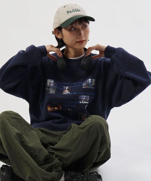 FFEIN(フェイン)の「【FFEIN(フェイン)】ヘビーウエイトエディトリアルロゴスウェット / スウェット クルーネック フォトプリント 裏起毛 ユニセックス(スウェット・メンズ・ダークネイビー/アッシュグレー/ダークブラウン/ブラック/バーガンディー・MEDIUM/SMALL/LARGE)」の13枚目の写真