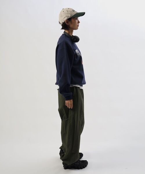 FFEIN(フェイン)の「【FFEIN(フェイン)】ヘビーウエイトエディトリアルロゴスウェット / スウェット クルーネック フォトプリント 裏起毛 ユニセックス(スウェット・メンズ・ダークネイビー/アッシュグレー/ダークブラウン/ブラック/バーガンディー・MEDIUM/SMALL/LARGE)」の17枚目の写真
