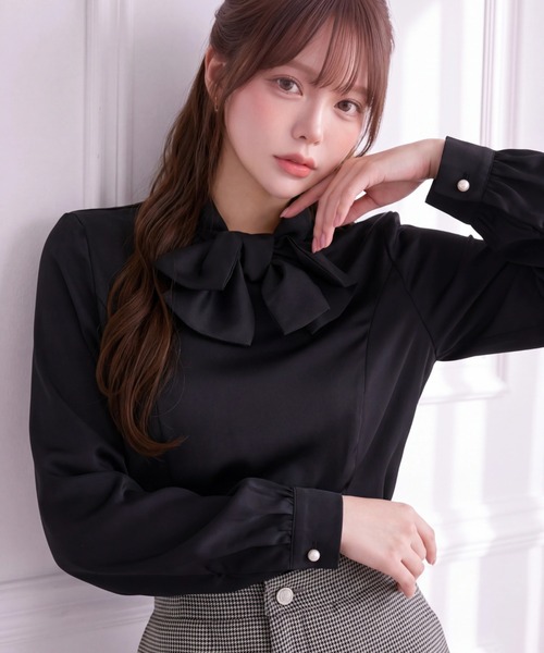 Suyunn(スユン)の「ビッグリボンサテンブラウス(シャツ/ブラウス・レディース・ブラック/ホワイト・M)」の1枚目の写真