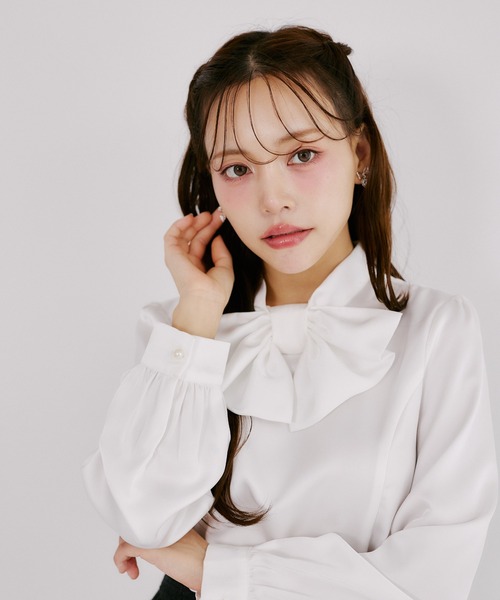 Suyunn(スユン)の「ビッグリボンサテンブラウス(シャツ/ブラウス・レディース・ブラック/ホワイト・M)」の6枚目の写真