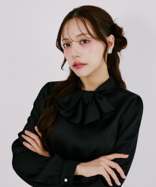 Suyunn(スユン)の「ビッグリボンサテンブラウス(シャツ/ブラウス・レディース・ブラック/ホワイト・M)」の13枚目の写真