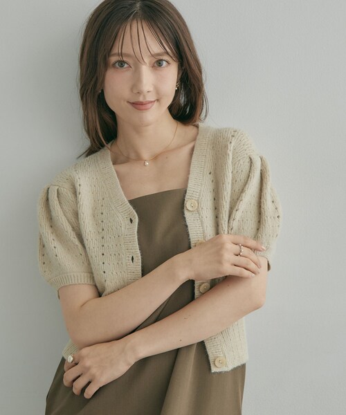 couture brooch（クチュールブローチ）の「透かし編みVネックカーディガン（カーディガン/ボレロ・レディース・ベージュ/ブラック/グレー・38）」の3枚目の写真