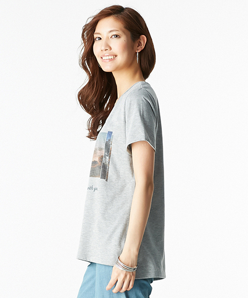 IEDIT(イディット)の「ミルブロウズ 着こなしのアクセントになるフォトグラフィックプリントVネックTシャツ (Tシャツ/カットソー・レディース・杢グレー/ホワイト・LARGE/SMALL/X-LARGE/MEDIUM/XX-LARGE)」の5枚目の写真