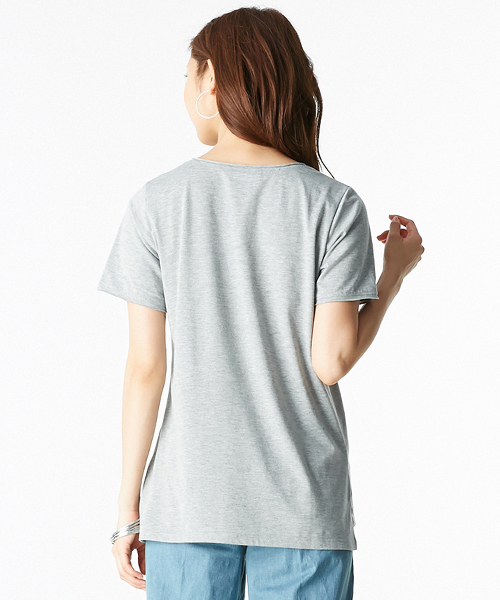 IEDIT(イディット)の「ミルブロウズ 着こなしのアクセントになるフォトグラフィックプリントVネックTシャツ (Tシャツ/カットソー・レディース・杢グレー/ホワイト・LARGE/SMALL/X-LARGE/MEDIUM/XX-LARGE)」の6枚目の写真