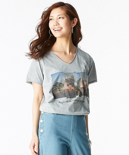 IEDIT(イディット)の「ミルブロウズ 着こなしのアクセントになるフォトグラフィックプリントVネックTシャツ (Tシャツ/カットソー・レディース・杢グレー/ホワイト・LARGE/SMALL/X-LARGE/MEDIUM/XX-LARGE)」の14枚目の写真