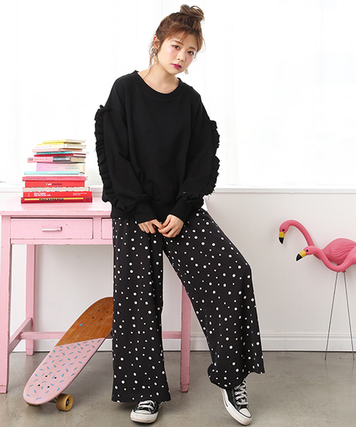 one after another NICE CLAUP（ワンアフターアナザーナイスクラップ）の「お袖にたっぷりフリルトップス（スウェット・レディース・オフホワイト/ブラック/パープル・FREE）」の5枚目の写真