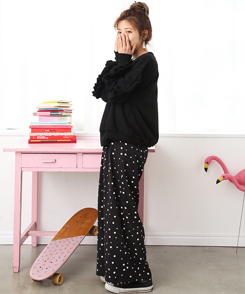 one after another NICE CLAUP（ワンアフターアナザーナイスクラップ）の「お袖にたっぷりフリルトップス（スウェット・レディース・オフホワイト/ブラック/パープル・FREE）」の4枚目の写真