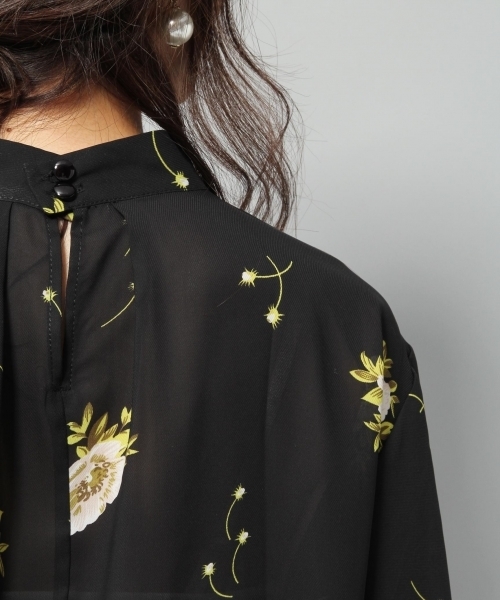 Andemiu（アンデミュウ）の「ハナガラハイネックブラウス776598（シャツ/ブラウス・レディース・ネイビー/カーキ・FREE）」の3枚目の写真