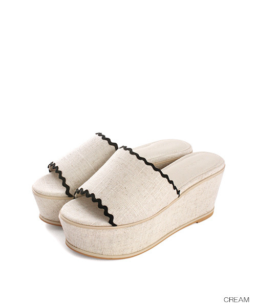 RANDA（ランダ）の「ウェーブカットウェッジサンダル（サンダル・レディース・ブルー/チェック/クリーム・LL/L/S/M）」の4枚目の写真