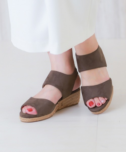 menue(メヌエ)の「5cmヒール ゴムストラップ ウェッジソール サンダル(サンダル・レディース・スモークピンク/ライトグレー/ガンメタ/キャメル/ブルー系その他/グレイッシュベージュ/ブラウン系その他/ホワイト/ブラック/ベージュ系その他/オリーブ/チェック/ブラウン/レオパード/パイソン/シルバー系その他/グレー×サックスブルー/ライトベージュ/シルバー・LL/XXS/M/S/SS/3L/L)」の6枚目の写真