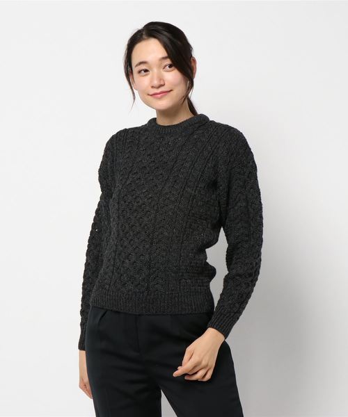 aran WOOLLEN MILLS（アランウーレンミルズ）の「「Aran Woollen Mills / アランウーレンミルズ」ケーブル編みウールニットプルオーバー（ニット/セーター・レディース・グレイッシュベージュ/チャコールグレー/ホワイト・FREE）」の2枚目の写真
